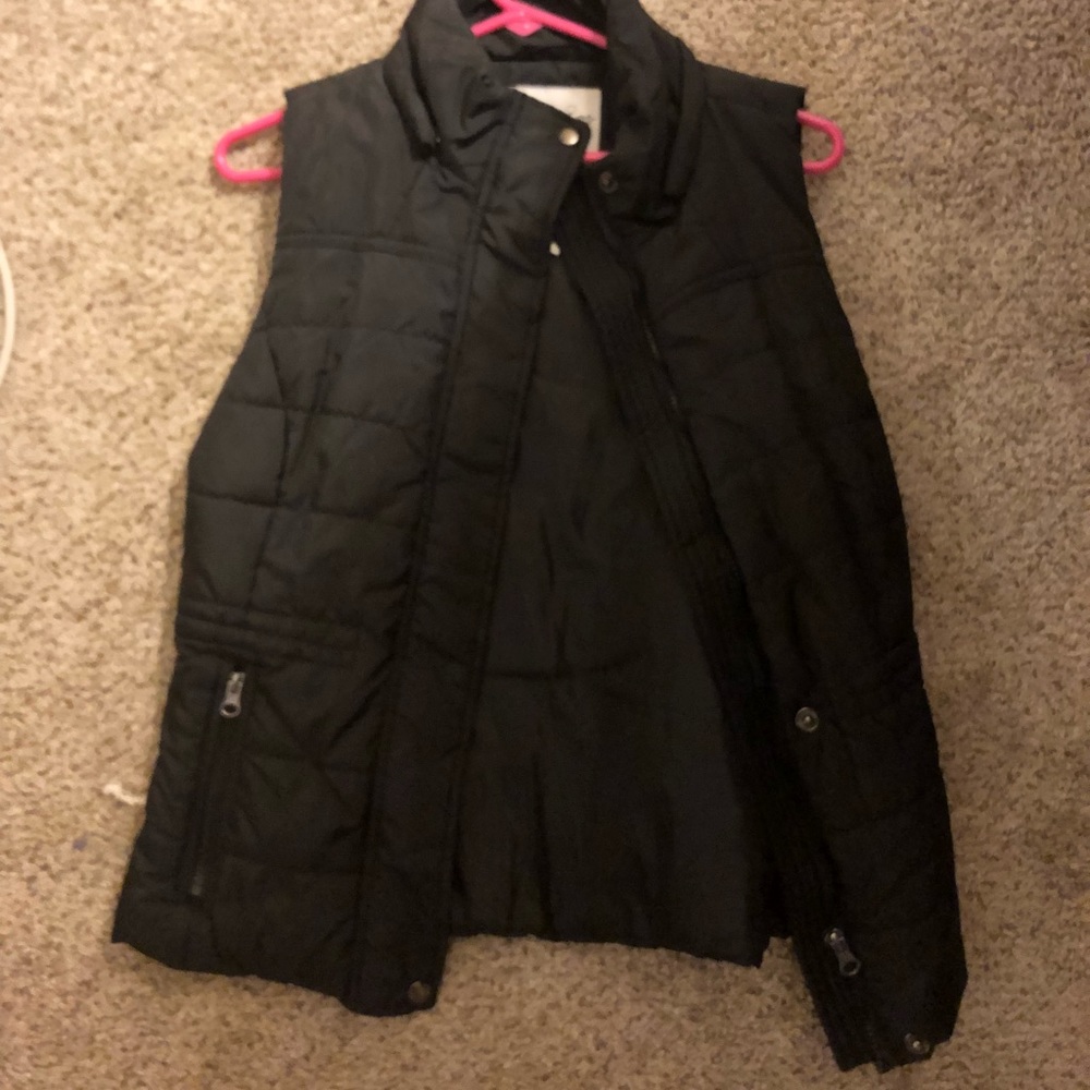 Plain black vest. (MEDIUM)